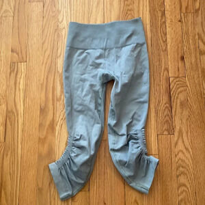 Lululemon sz 4 Awakening Crop *Taryn Toomey Collection 17" in Earl Grey EUC